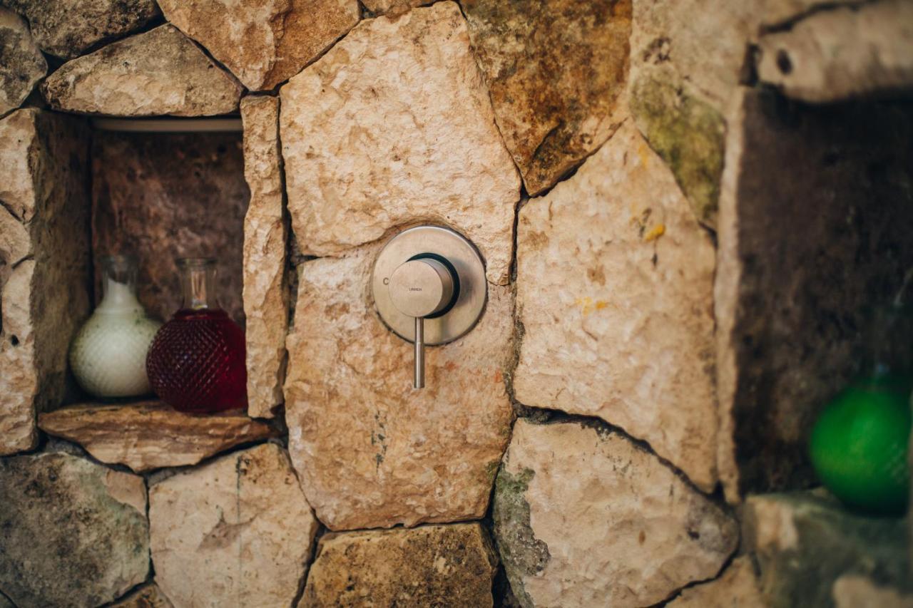 Ikal Tulum Hotel Dış mekan fotoğraf A modern stone-framed window in a hobbit hole