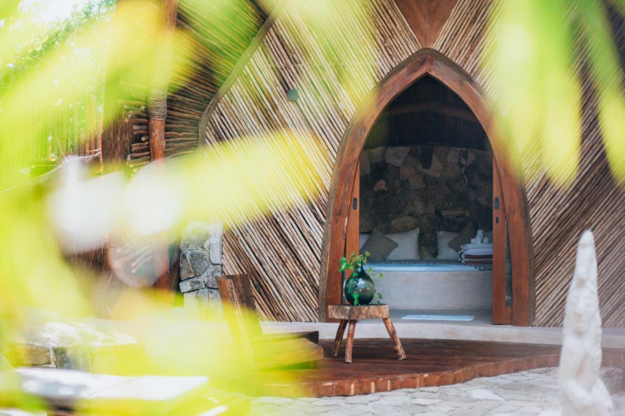 Ikal Tulum Hotel Dış mekan fotoğraf The entrance to the chapel